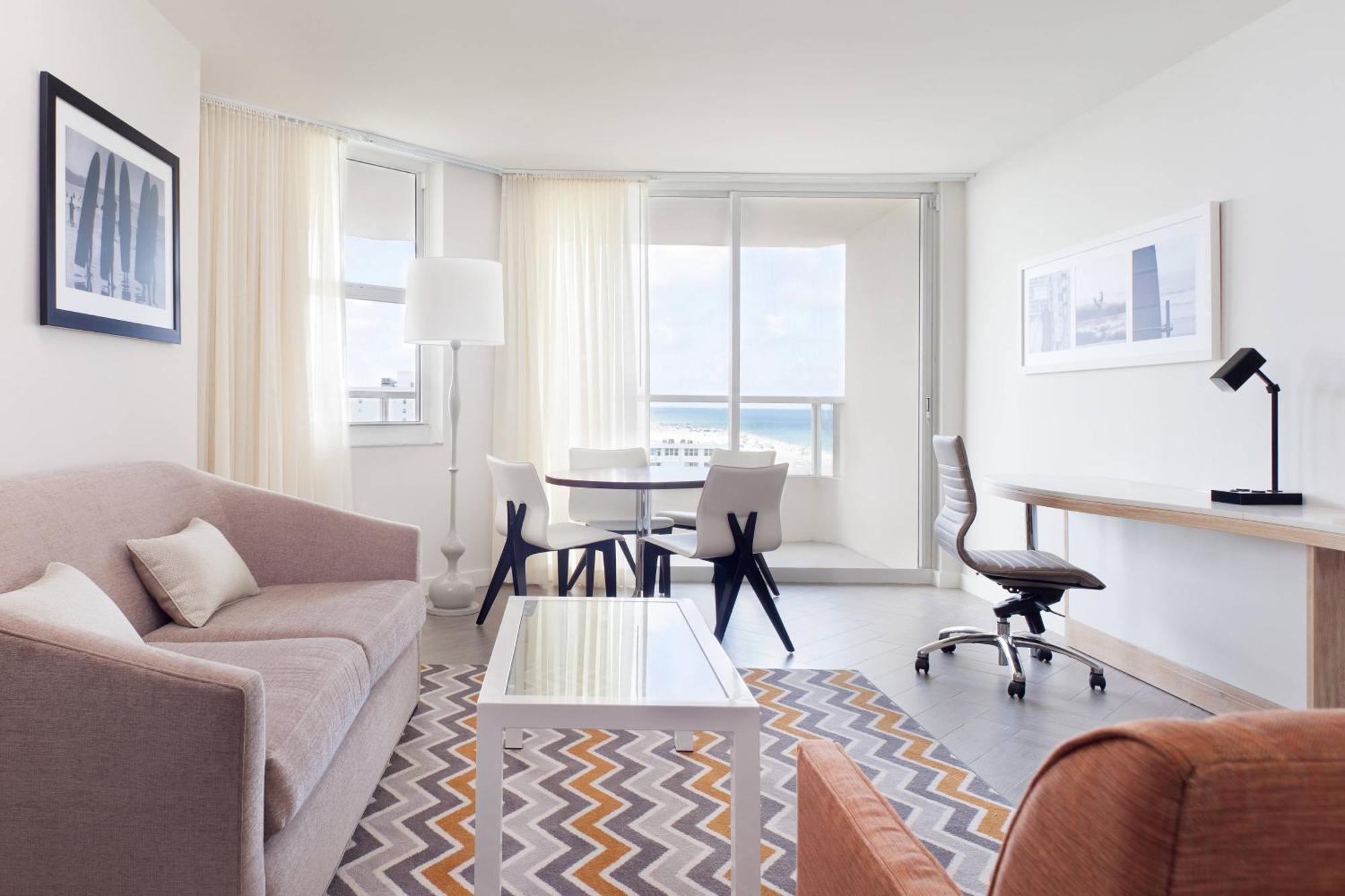 Suite de 1 dormitorio con cama grande y vistas al océano
